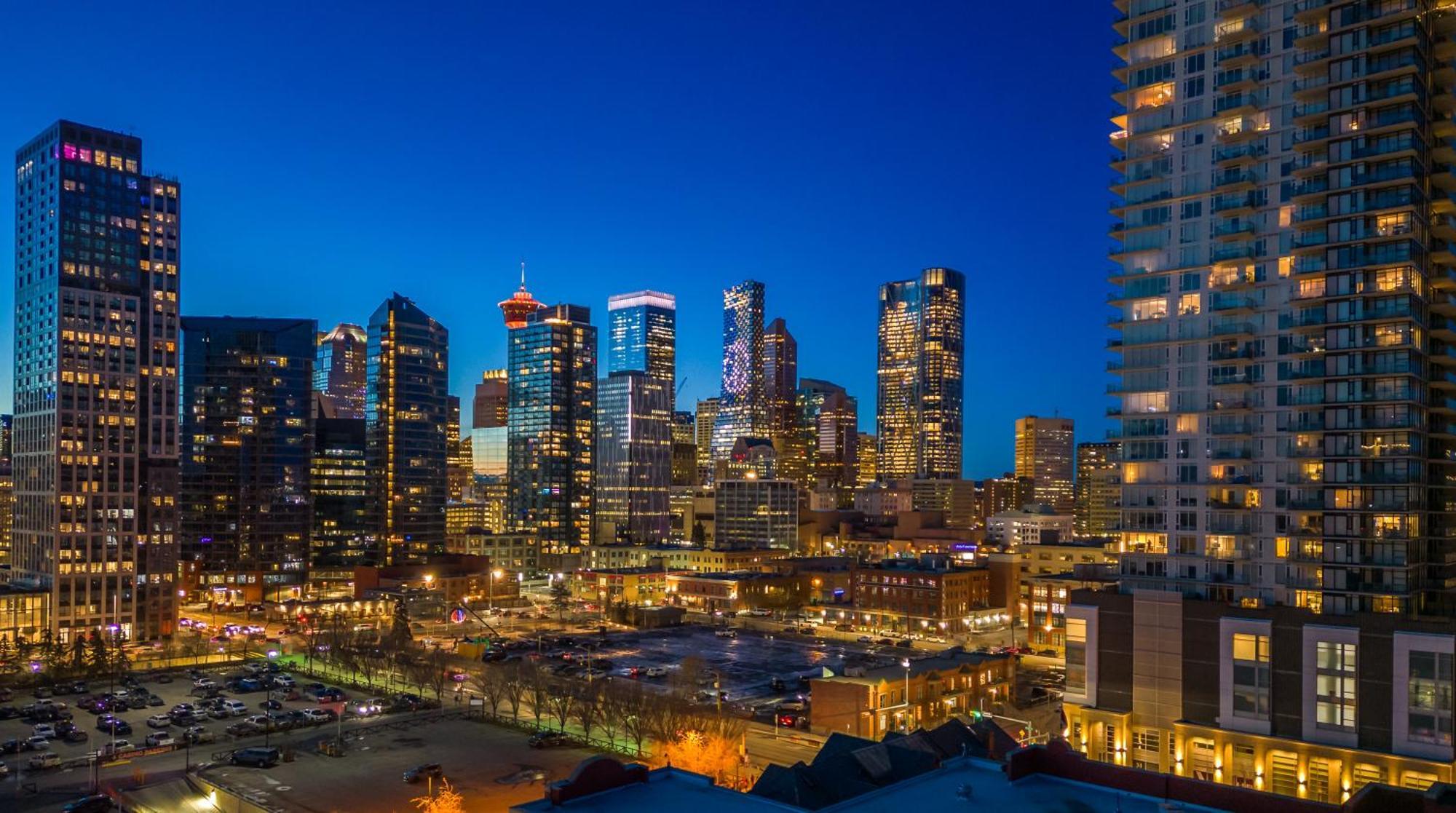YYC Unbeatable Downtown Experience- Walk To Bars, Casino, Stampede & Saddledome Plus Bonus Banff Pass, Parking & Wine! מראה חיצוני תמונה