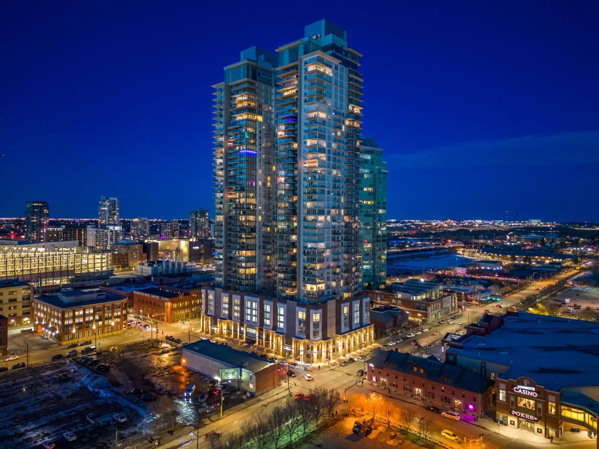 YYC Unbeatable Downtown Experience- Walk To Bars, Casino, Stampede & Saddledome Plus Bonus Banff Pass, Parking & Wine! מראה חיצוני תמונה